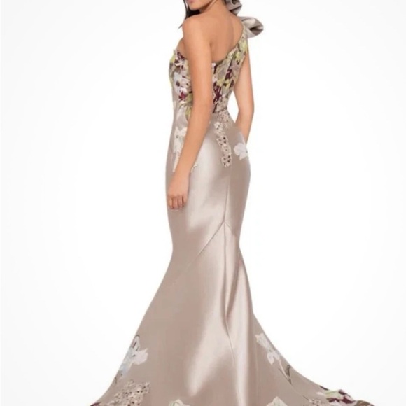 Stunning Terani Couture gown. Brand new no tags. Never altered. Never worn. - Picture 2 of 7